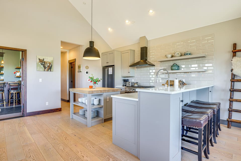 Kitchen | Dishwasher | Drip Coffee Maker | Toaster | Breakfast Bar | 2nd Floor