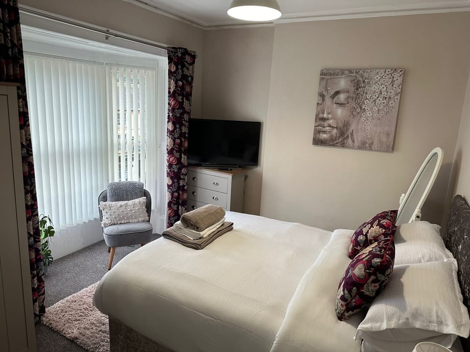 2 Bed Flat - Sleeps 4 Antrim Town Centre Apartment in Northern Ireland