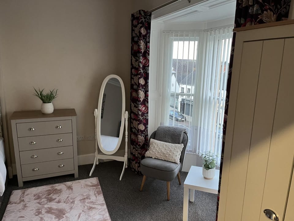 3 bedrooms, iron/ironing board, WiFi (free), bed sheets