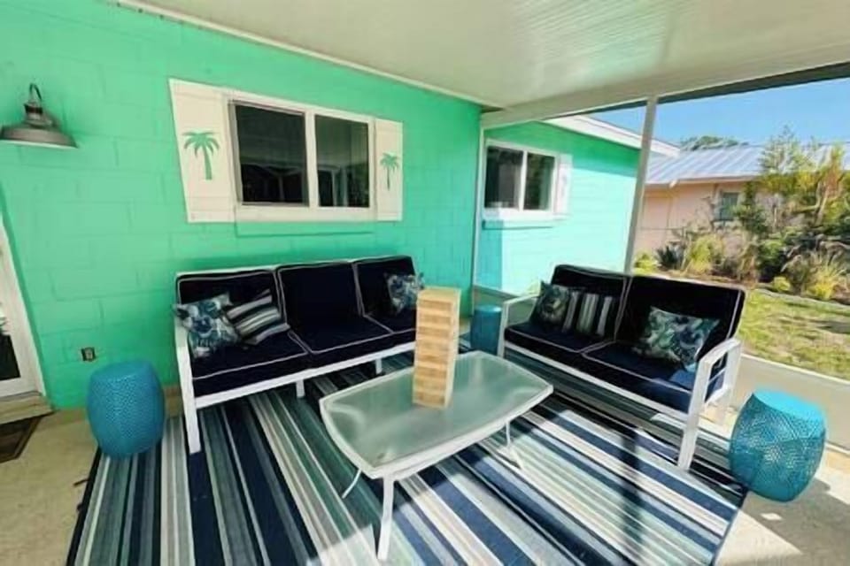 Plenty of lounge and dining seating on the screened in lanai!