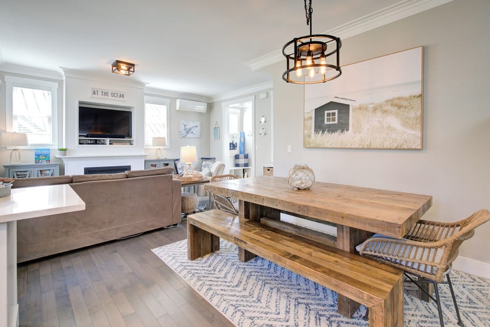 The living room & dining room. 