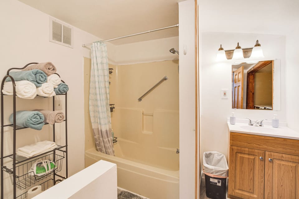 Full Bathroom | Towels Provided | 1st Floor