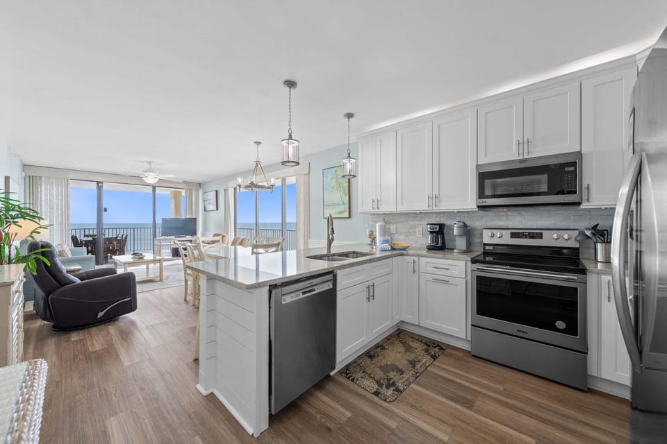 Condo, Multiple Beds (Romar Place 1106) | Private kitchen | Oven