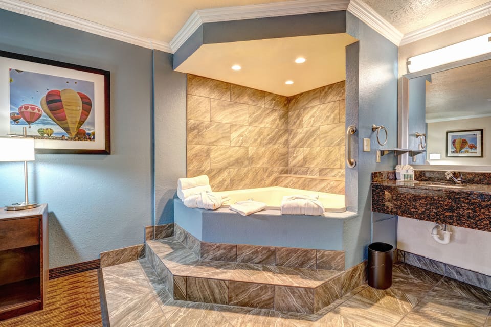 Suite, 1 King Bed with Sofa bed, Non Smoking, Jetted Tub (with Sofabed) | Pillowtop beds, individually decorated, individually furnished, desk