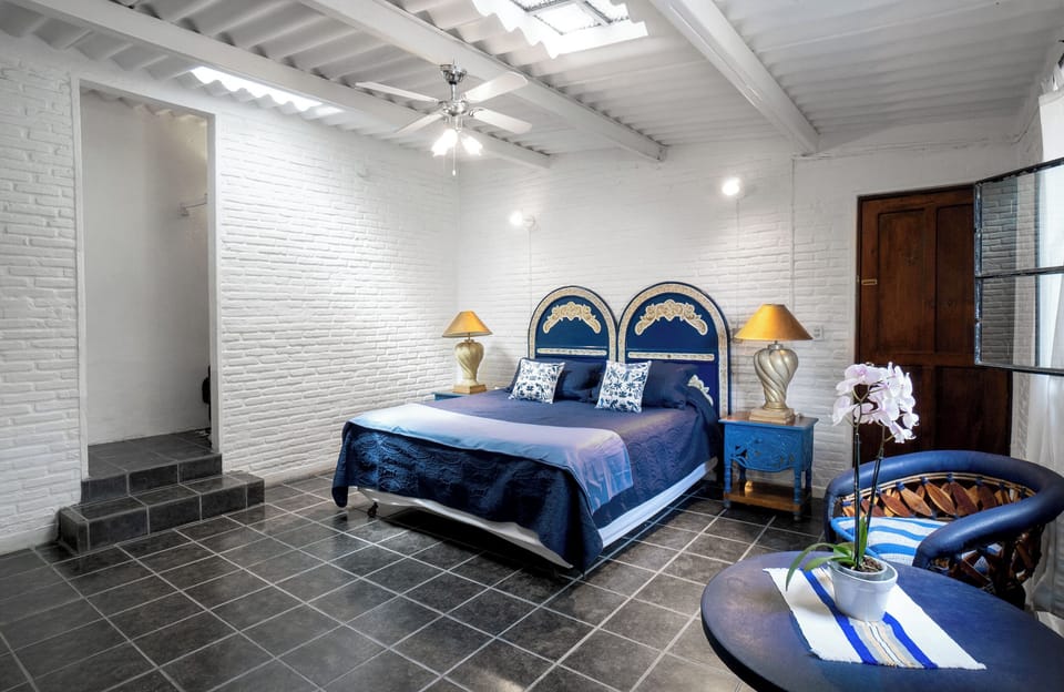 Tanzanite King Suite | In-room safe, desk, laptop workspace, blackout drapes