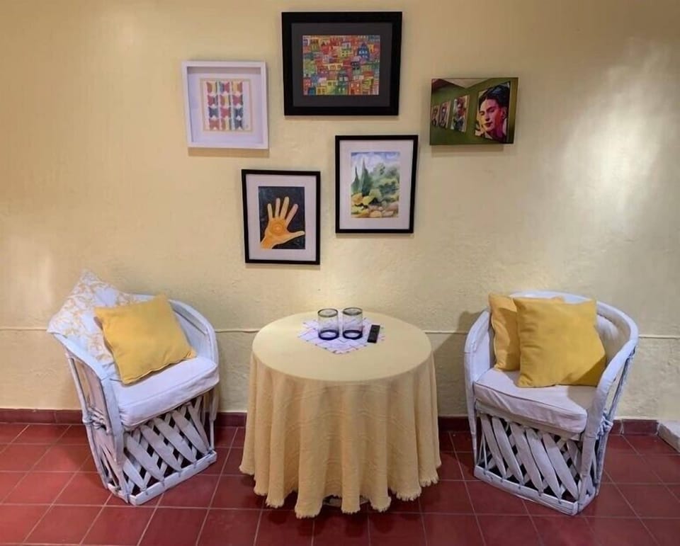 Citrine Queen Suite | In-room safe, desk, laptop workspace, blackout drapes