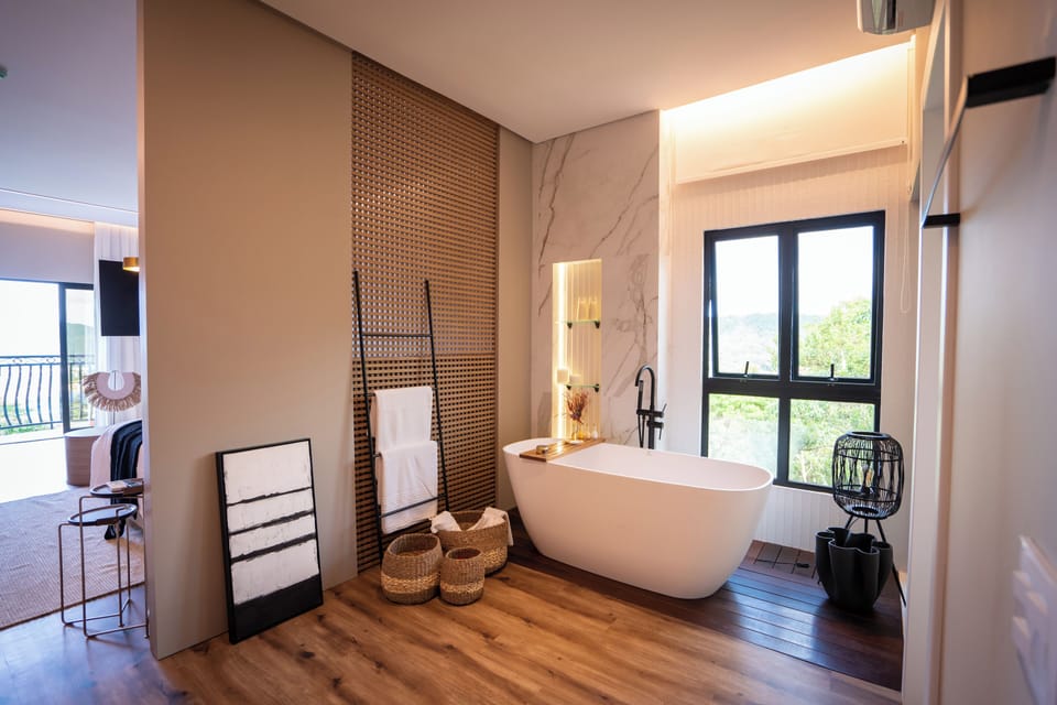 Elite Suite, Lanai, City View | Bathroom | Free toiletries, hair dryer, towels, soap