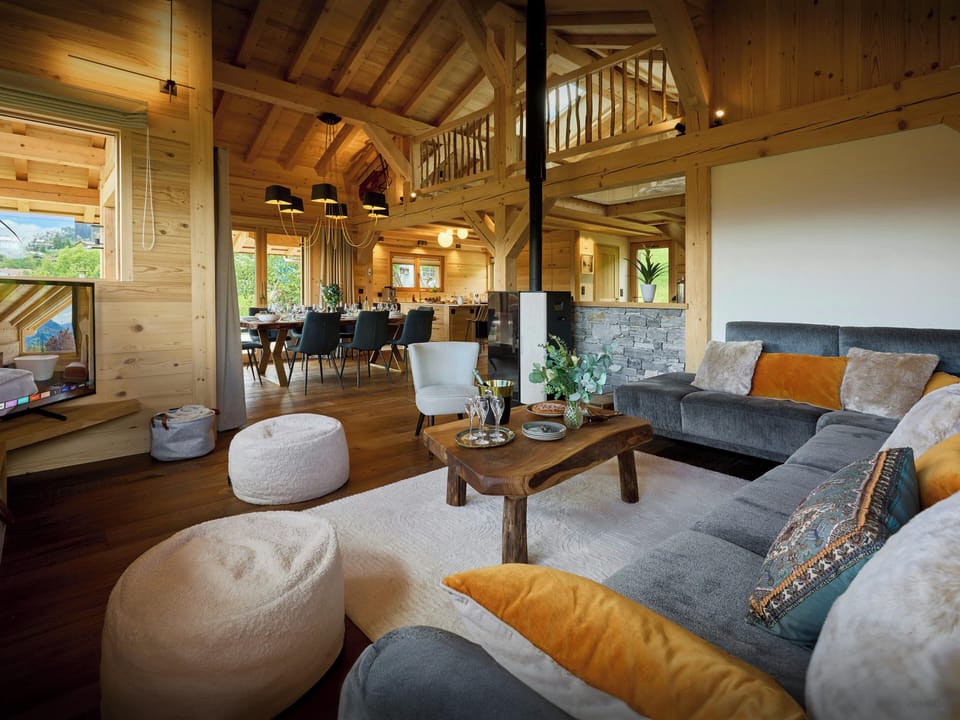 Lounge/Dining