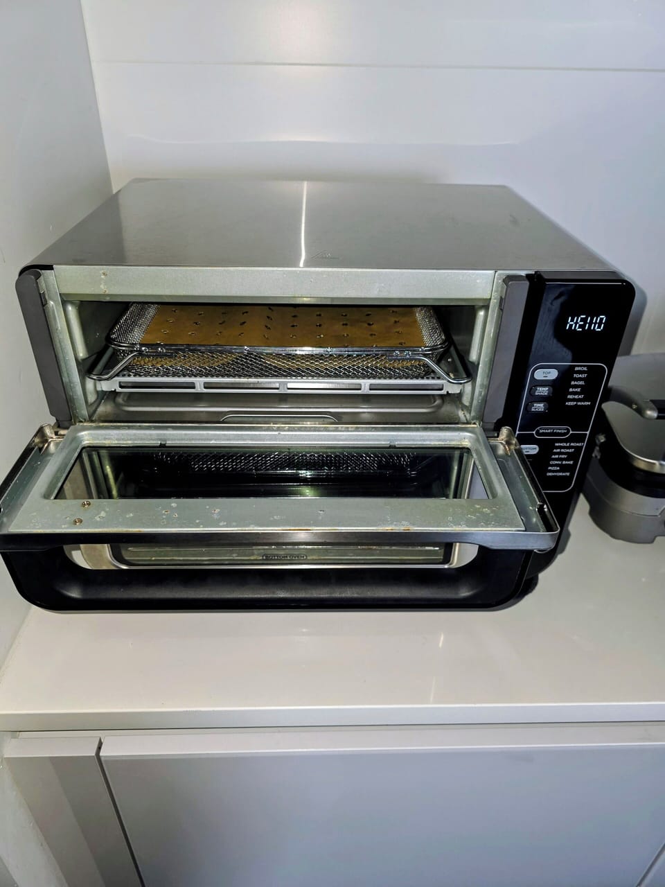 Convection oven/air fryer available for guest during their stay 