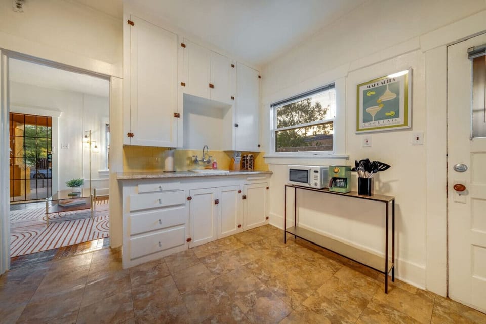 Charming, well-equipped kitchen, fully stocked for your stay