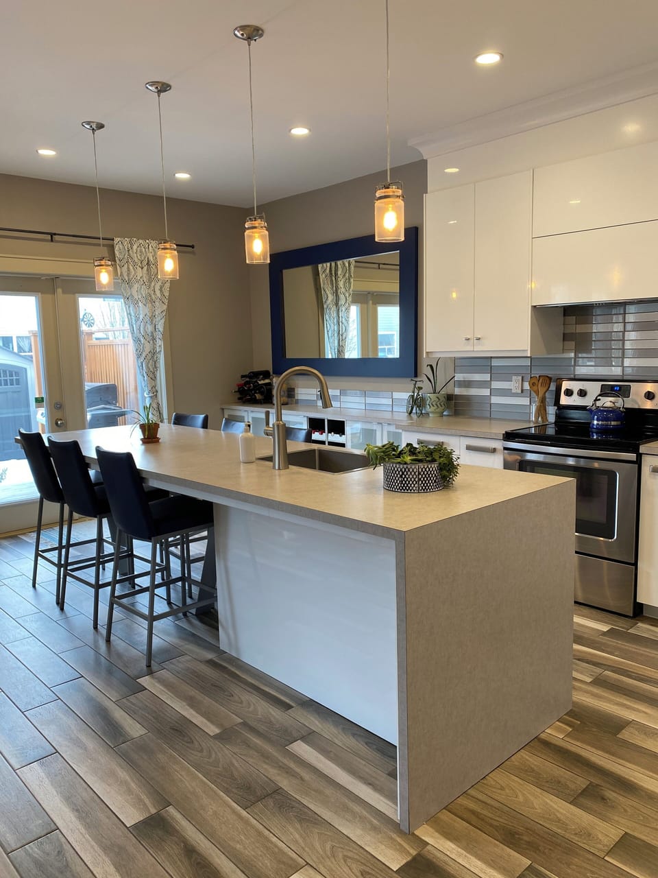 Kitchen dining area
