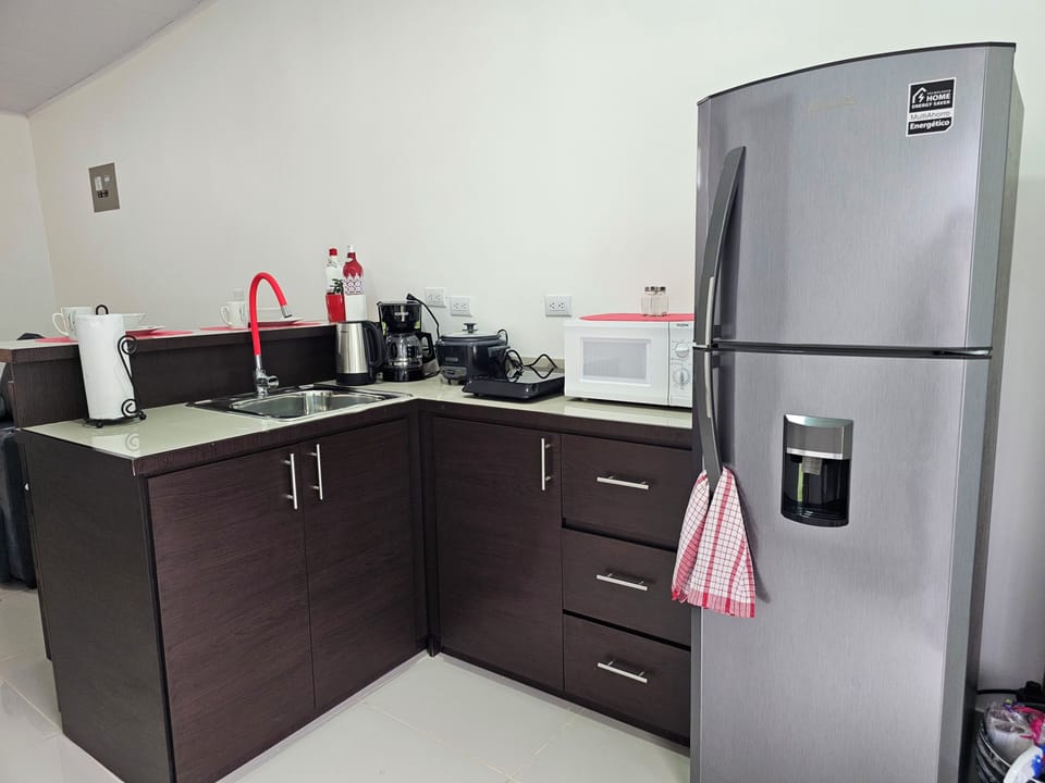 Full-size fridge, microwave, oven, stovetop