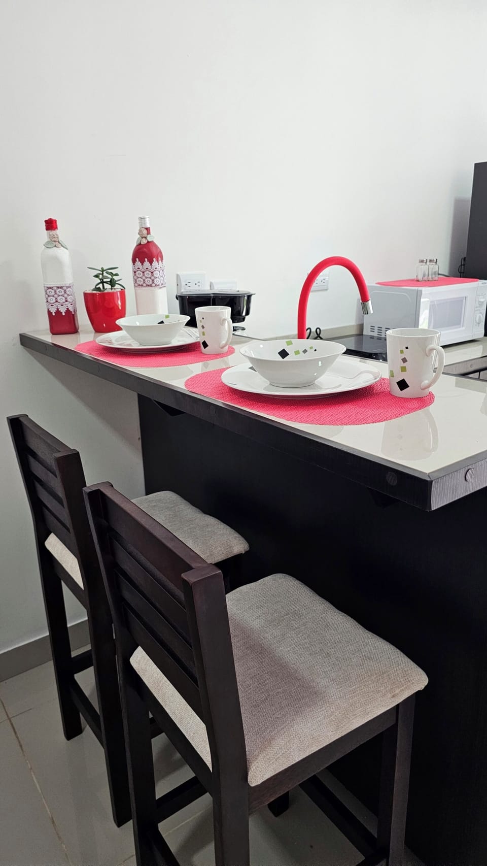 Full-size fridge, microwave, oven, stovetop
