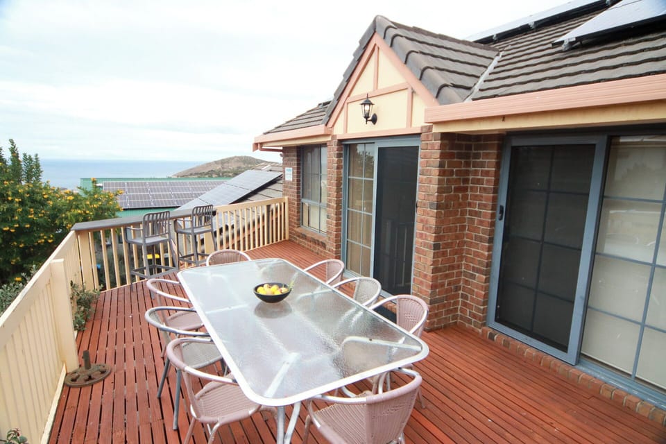 Sea Views from the Balcony
Take in scenic coastal vistas from the upper-level balcony—ideal for coffee at sunrise or wine at sunset.