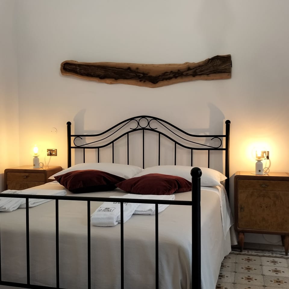 Camera Matrimoniale Bordeaux | Down comforters, free minibar items, individually decorated