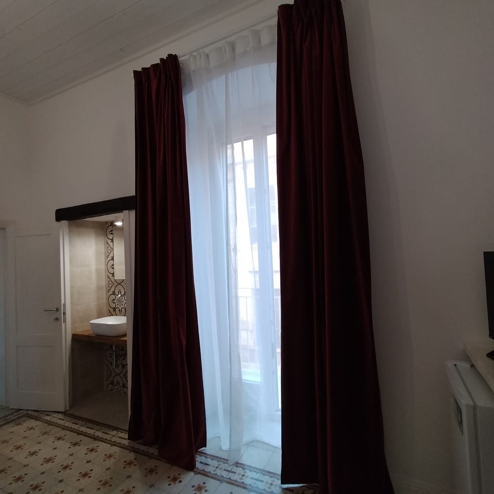 Camera Matrimoniale Bordeaux | Down comforters, free minibar items, individually decorated