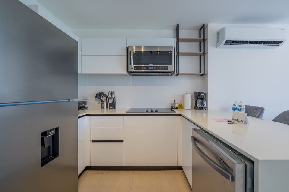 Minimalist-style equipped kitchen