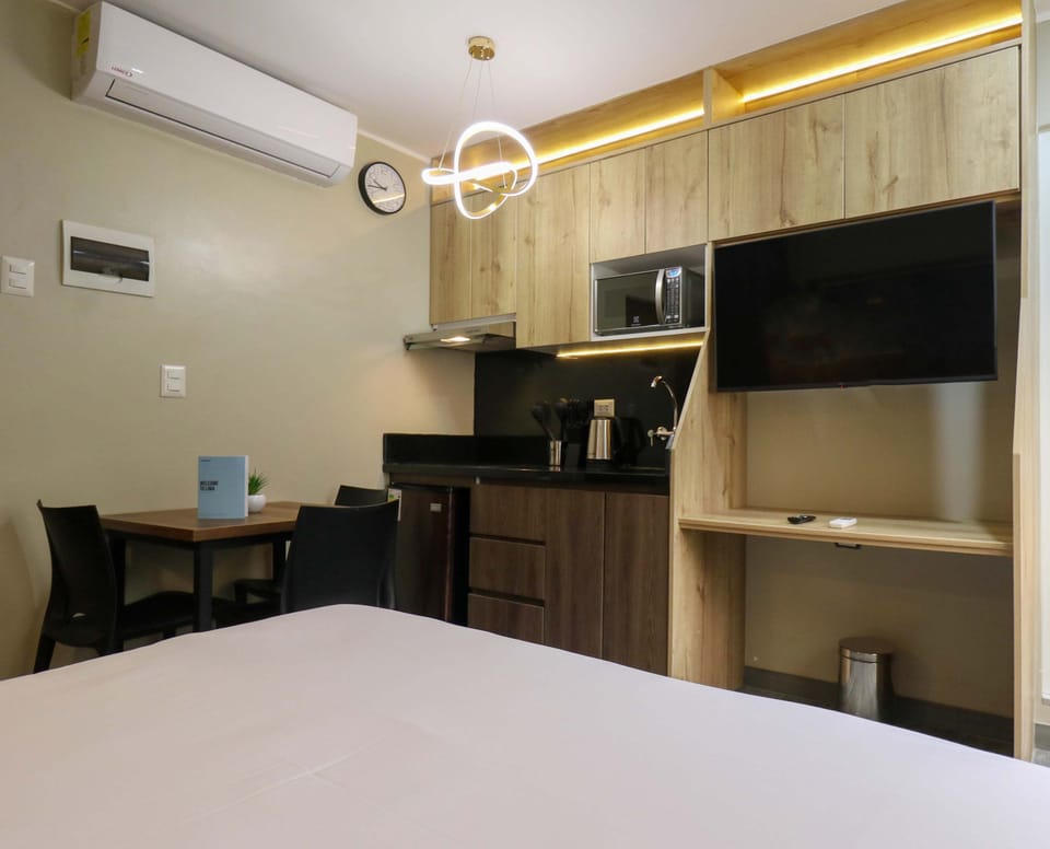 Modern studio with equipped kitchen and air conditioning