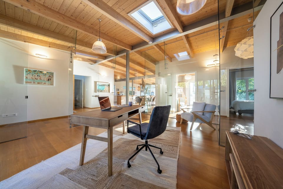 Spacious Office Room with workdesk and Access to the Garden