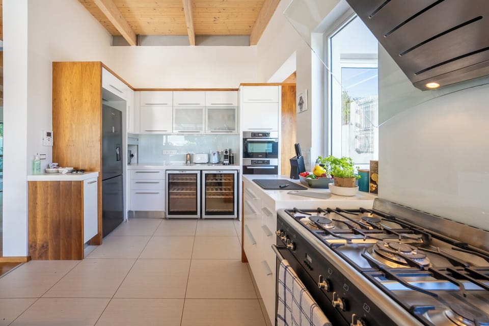 Kitchen with Gas Hob, 2 Bar Fridges, Fridge with Freezer, 2 Ovens and Microwave