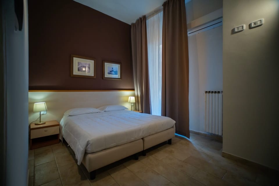 Standard Room, Balcony, Courtyard View | Desk, laptop workspace, iron/ironing board (on request), WiFi (free)