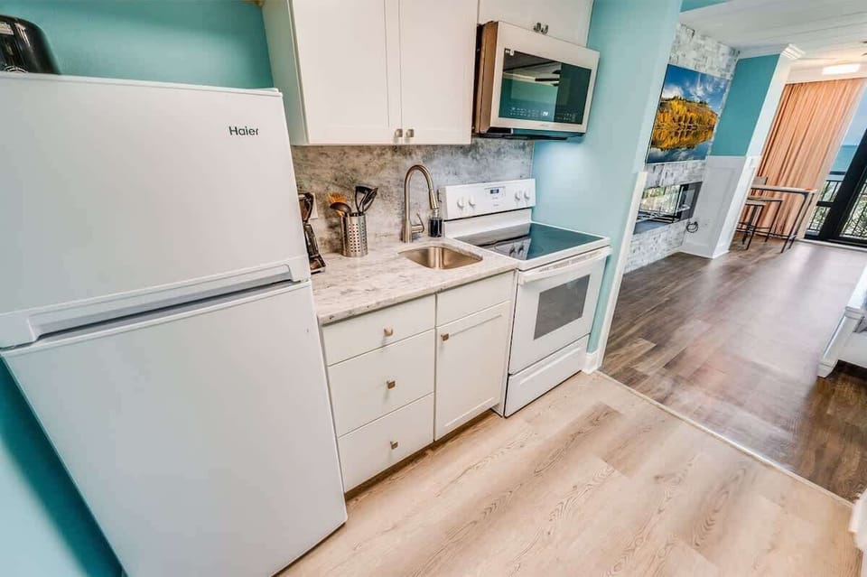 Kitchen Area, Beautifully Remodeled, Large Kitchen Appliances
