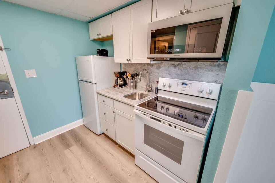 Kitchen Area, Beautifully Remodeled, Large Kitchen Appliances