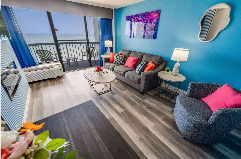Direct Oceanfront, Amazing Decorations!