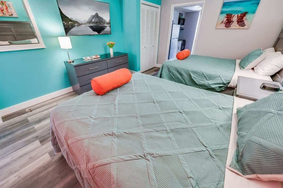 2 Queen Beds in Bedroom, Beautifully Decorated