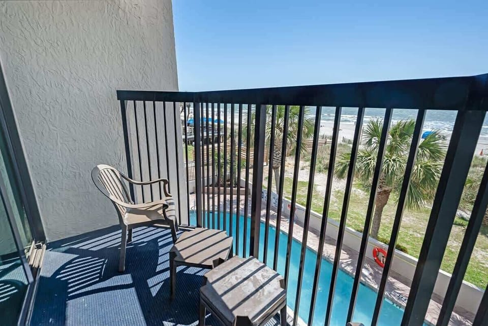 Ocean breeze & poolside dreams ☀️