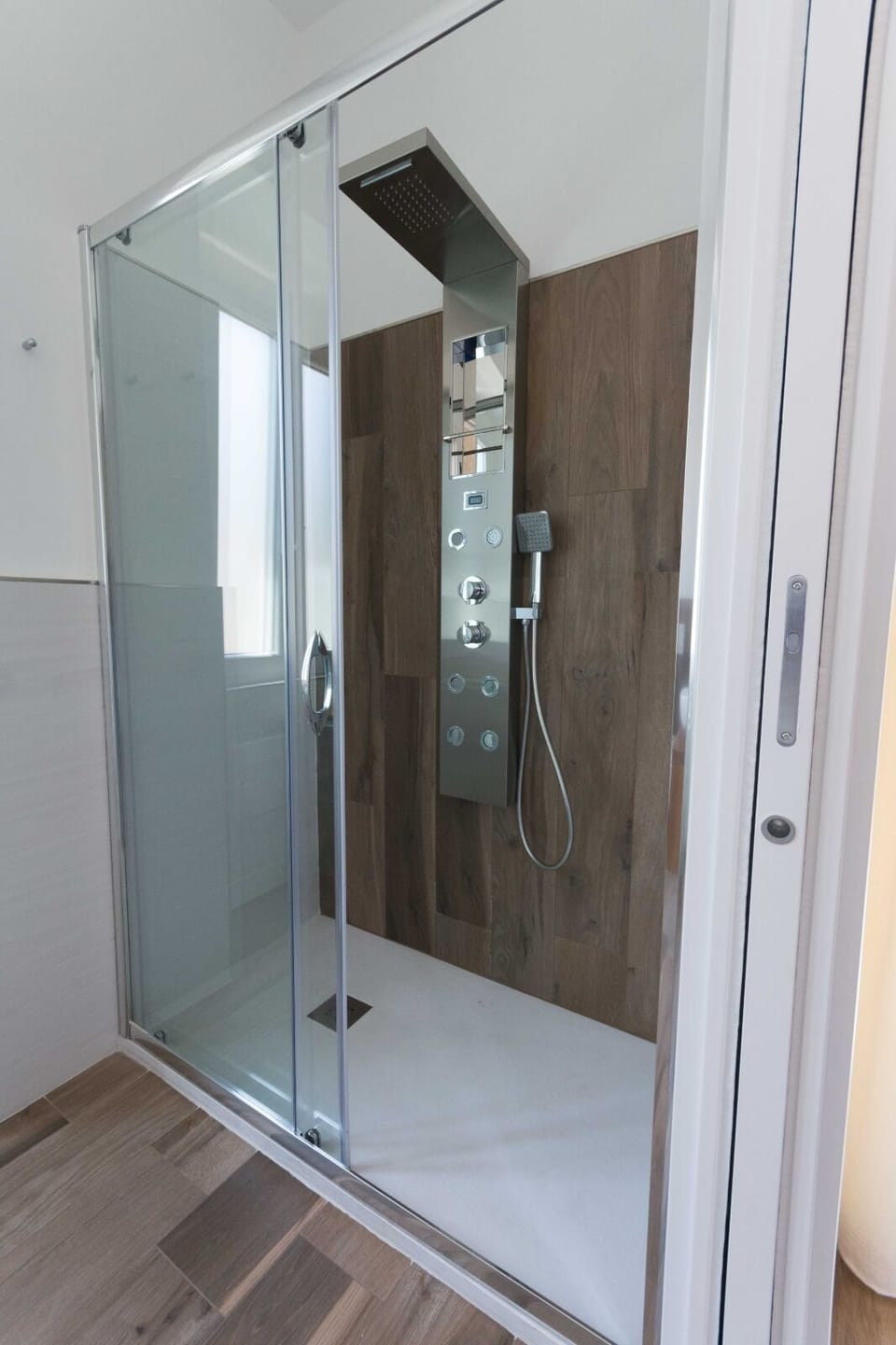Deluxe Room | Bathroom | Shower, hydromassage showerhead, hair dryer, bidet