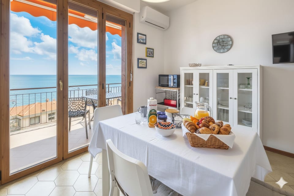 Basic Apartment, Sea View | In-room dining