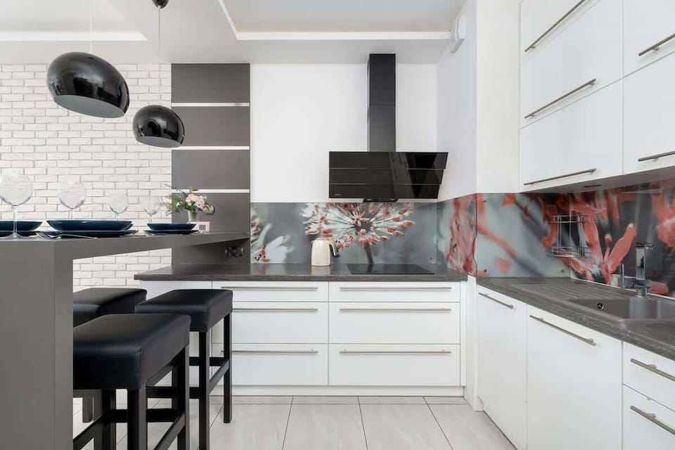 Kitchenette with dining area and modern backsplash
Fully equipped kitchenette with stylish backsplash and practical layout.