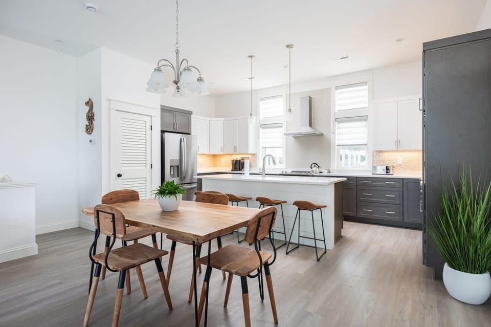 Spacious Dining and Living Area