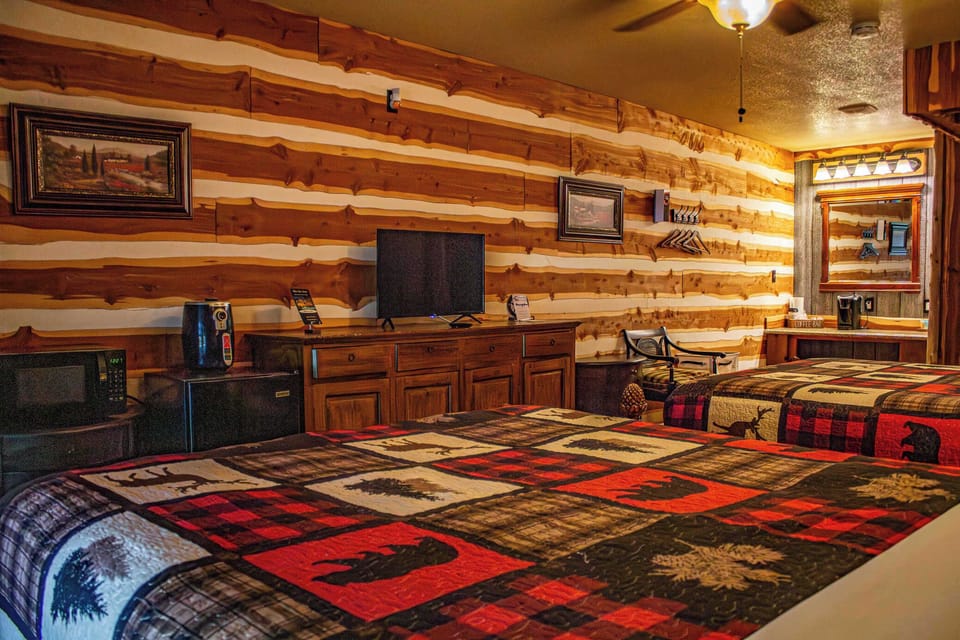Bedroom - Queen Beds