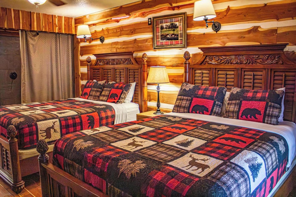 Bedroom - Queen Beds