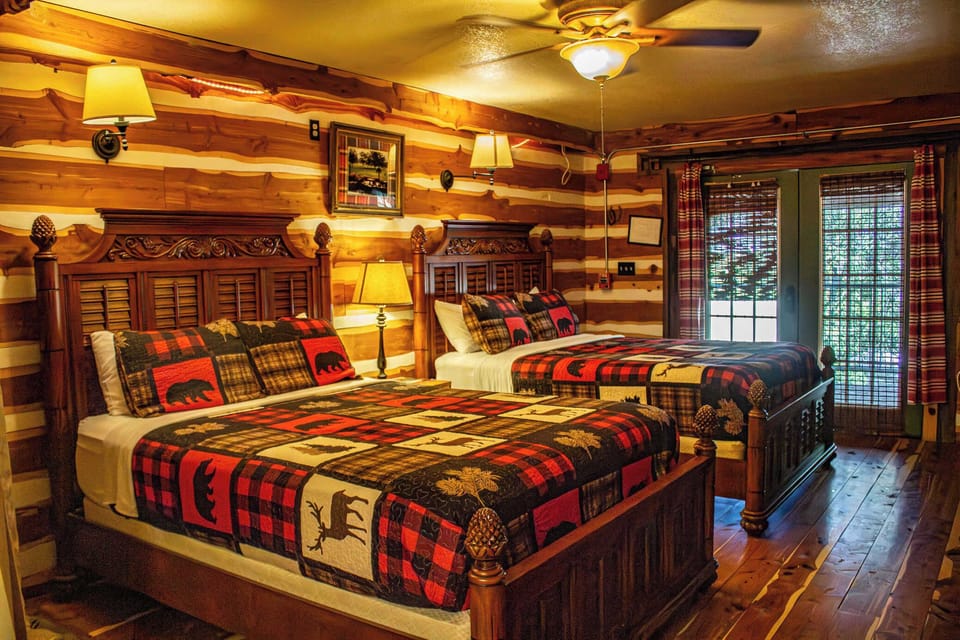 Bedroom - Queen Beds