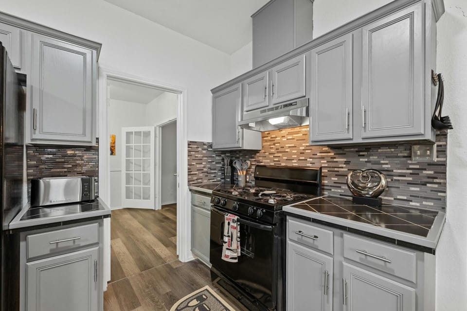 Kitchen auto-lit cabinets