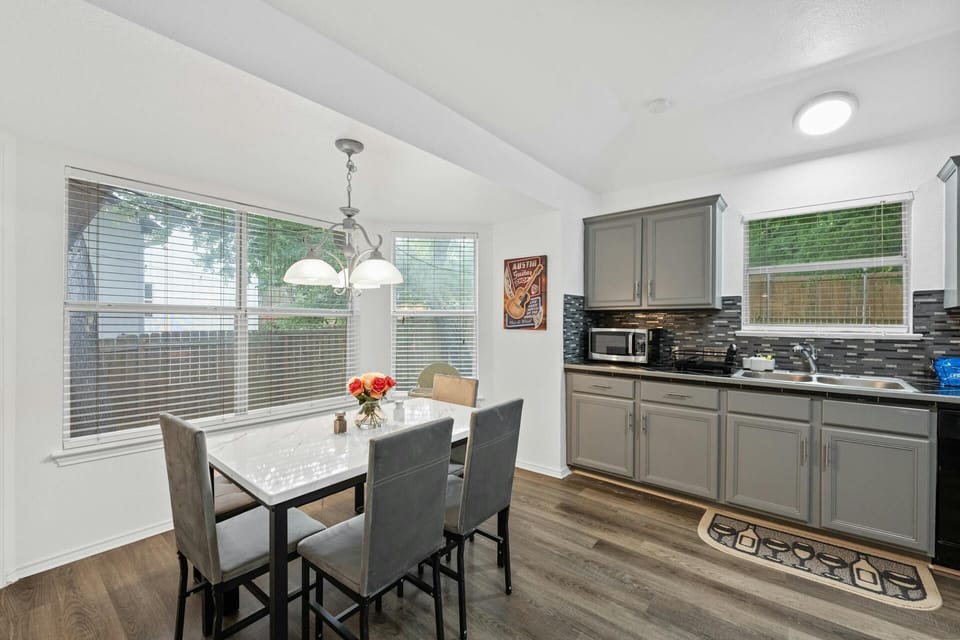 Kitchen table & seating 