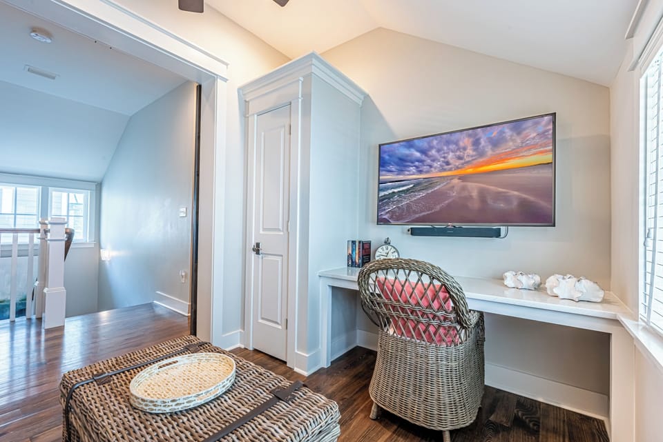 2nd Floor Desk in Bonus Room