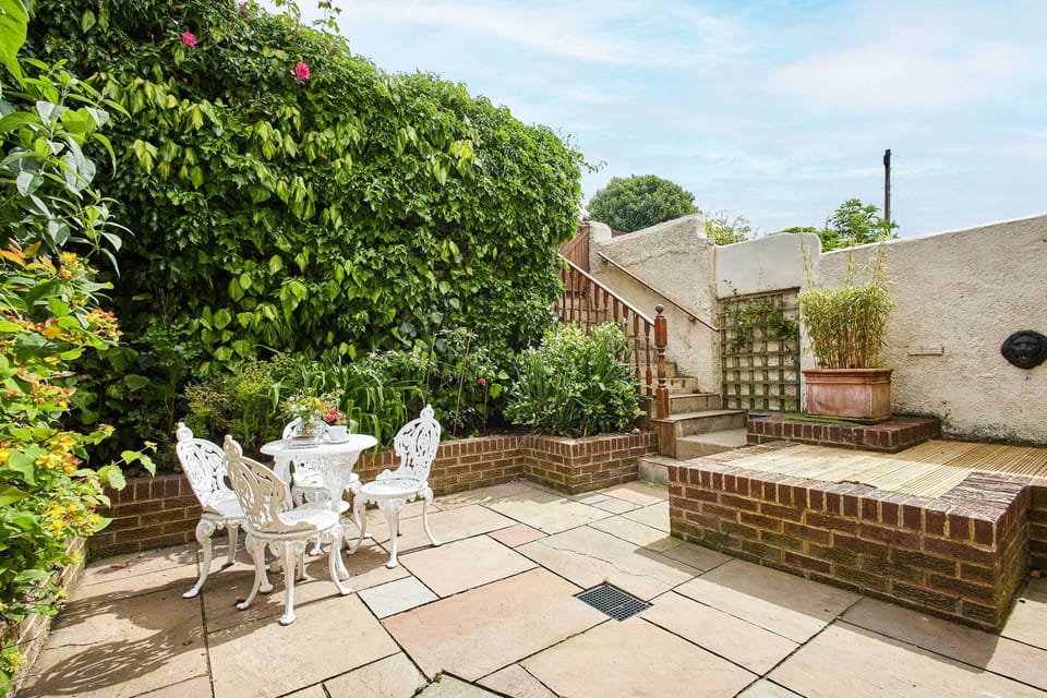 May Cottage, Middleton One Row - Host & Stay