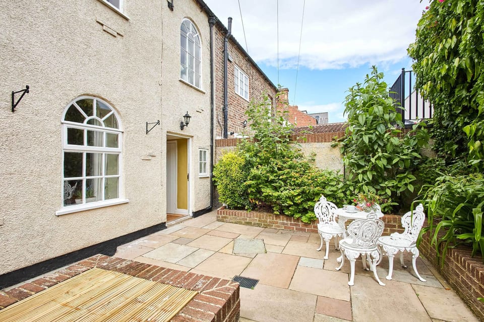 May Cottage, Middleton One Row - Host & Stay