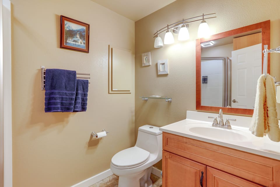 Close to Light Rail! Sammamish Home w/ Hot Tub Cottage in Sammamish