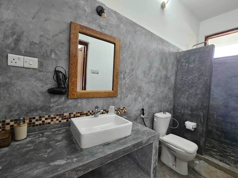 Classic Room | Bathroom | Shower, hair dryer, towels, soap