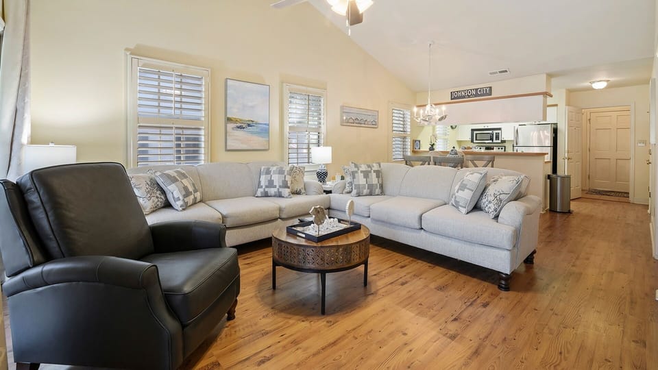 Condo, 2 Bedrooms | Living area