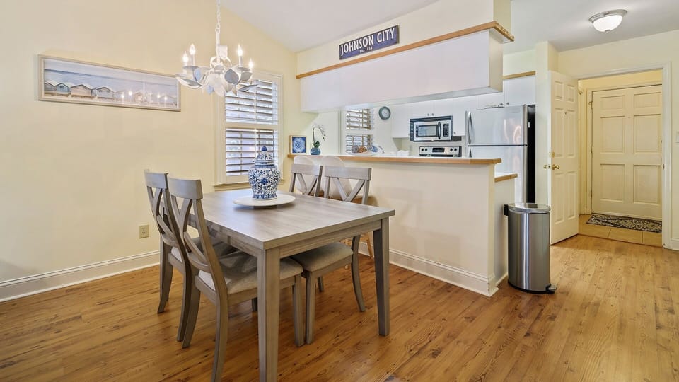 Condo, 2 Bedrooms | Dining