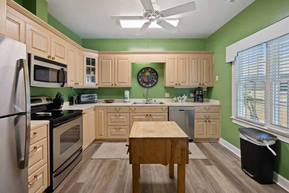 Condo, 3 Bedrooms | Private kitchen | Coffee/tea maker, fridge, oven, toaster