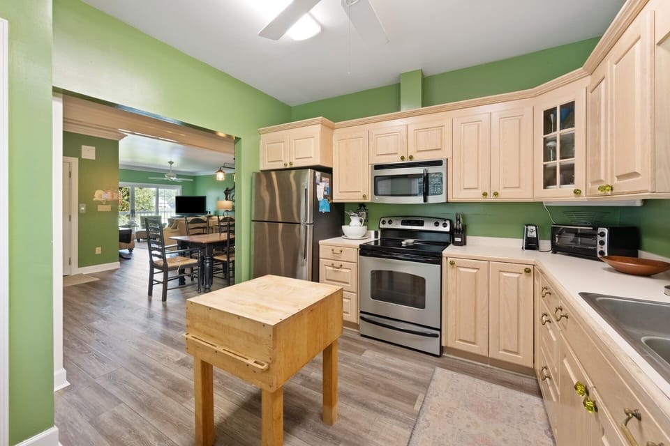 Condo, 3 Bedrooms | Private kitchen | Coffee/tea maker, fridge, oven, toaster
