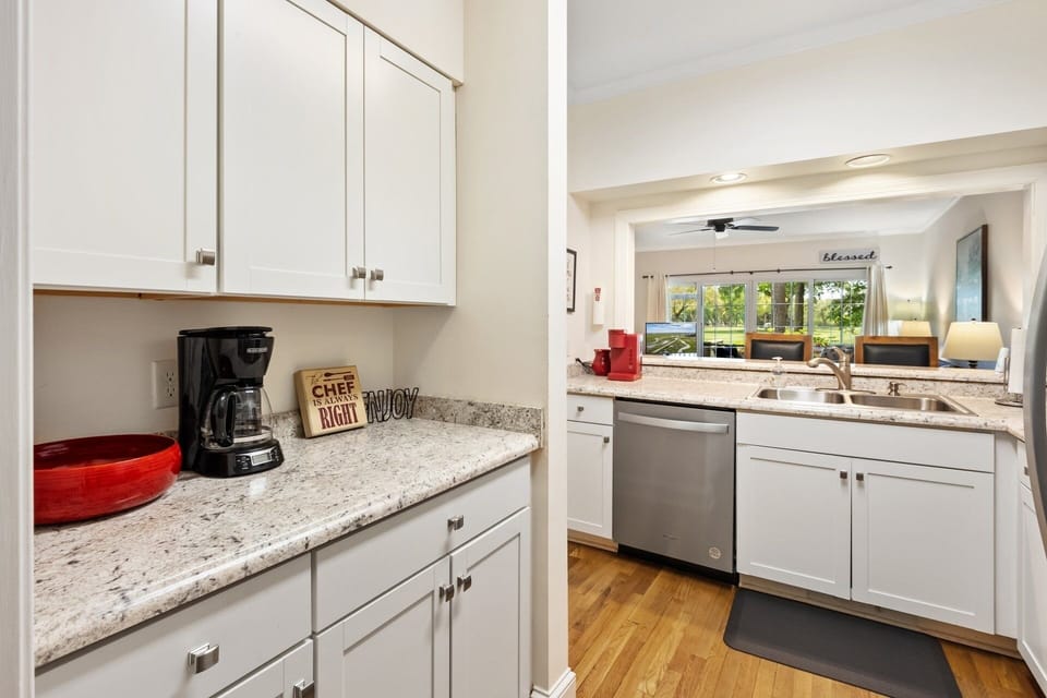 Condo, 3 Bedrooms | Private kitchen | Fridge, oven, coffee/tea maker, toaster