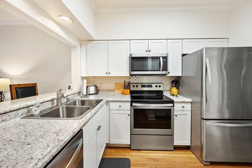 Condo, 3 Bedrooms | Private kitchen | Fridge, oven, coffee/tea maker, toaster